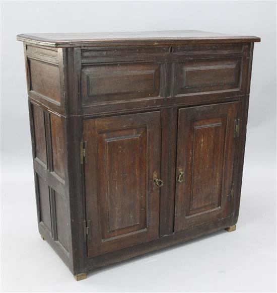 Early 18th century oak cupboard(-)